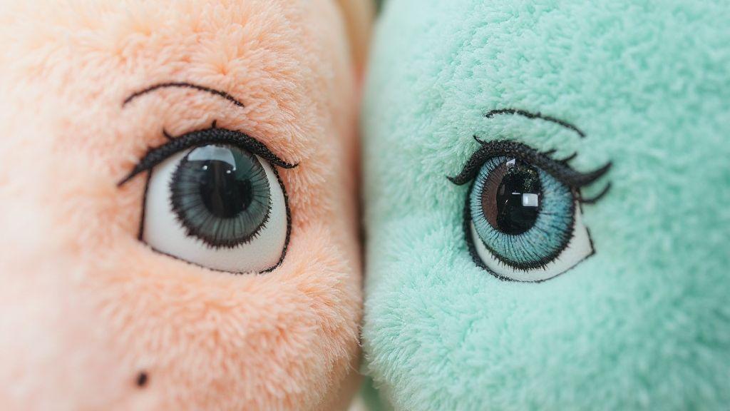 safety-eyes-vs-embroidered-eyes-pros-cons-and-best-uses