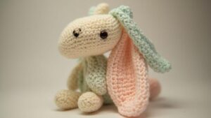 how-to-add-wire-armatures-inside-amigurumi-for-poseable-figures